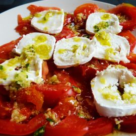 Carpaccio de tomàquets amb formatge de cabra i pesto