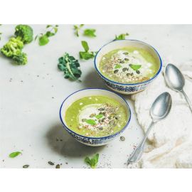 Sopa de broccoli amb llet de coco i pipes de carbassa