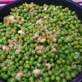 Pèsols ofegats amb ceba tendra